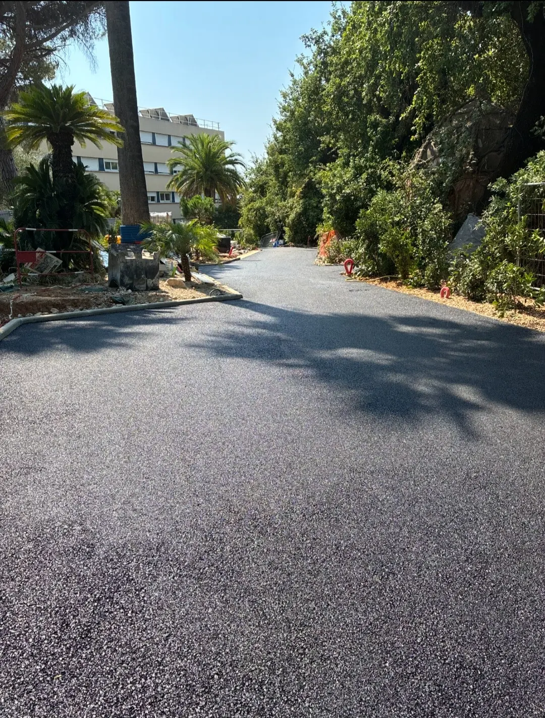 Allée et cour en enrobé — Vence